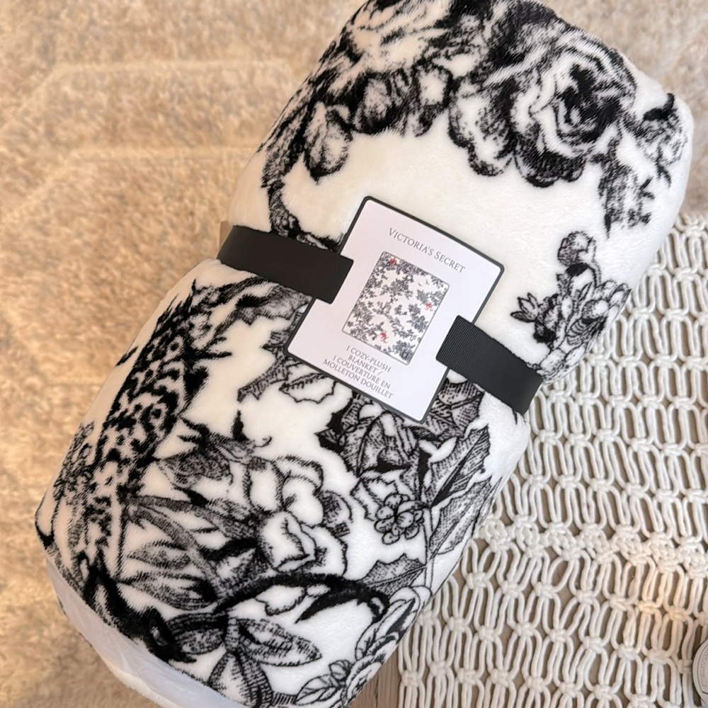 Victorias Secret Black and White Throw Blanket Winter 2023 NWT